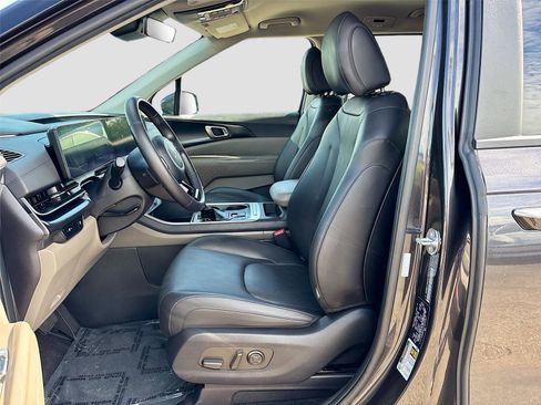 Used 2025 Kia Carnival FWD image 21
