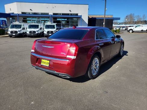 Used 2017 Chrysler 300 C image 5