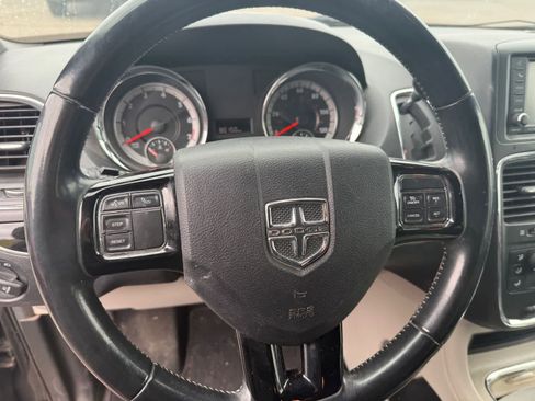 Used 2019 Dodge Grand Caravan SXT image 13