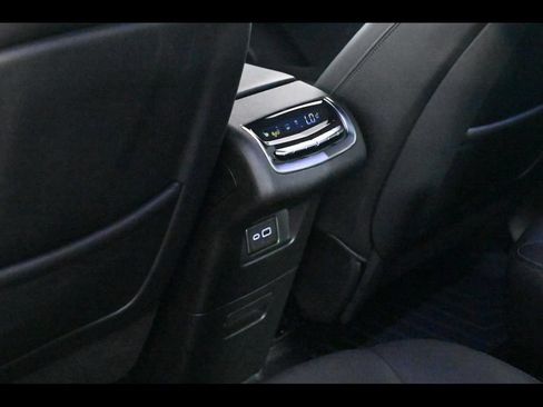 Used 2024 Cadillac XT6 Premium Luxury FWD image 18