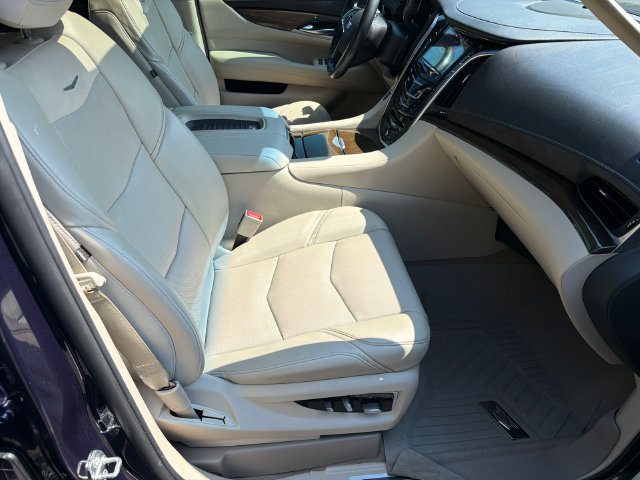 Used 2020 Cadillac Escalade Premium Luxury AWD/4WD image 15