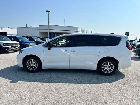Used 2024 Chrysler Pacifica Touring-L FWD image 2