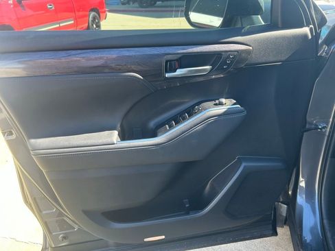 Used 2023 Toyota Highlander Platinum image 3