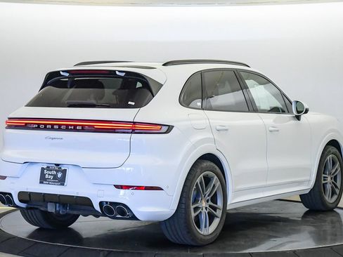 Used 2025 Porsche Cayenne AWD/4WD image 5