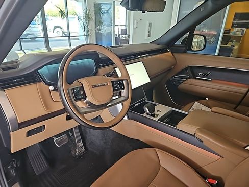 Used 2025 Land Rover Range Rover SE image 16