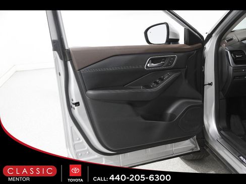 Used 2023 Nissan Rogue Platinum w/ Platinum Premium Package image 4