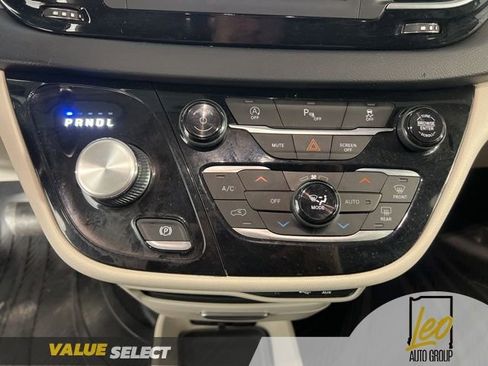Used 2020 Chrysler Pacifica Touring-L image 23
