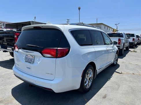 Used 2018 Chrysler Pacifica Limited FWD image 35