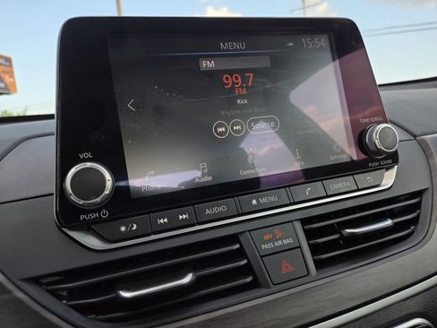 Used 2025 Nissan Altima 2.5 SV FWD image 9
