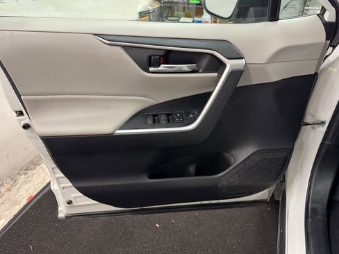 Used 2020 Toyota RAV4 XLE image 14