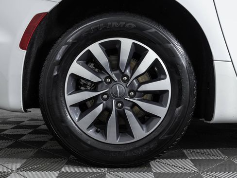 Used 2024 Chrysler Pacifica Limited FWD image 46