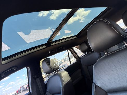 Certified 2023 Volkswagen Atlas Cross Sport SE w/ Panoramic Sunroof Package FWD image 17