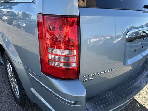 Used 2010 Chrysler Town & Country Limited image 10
