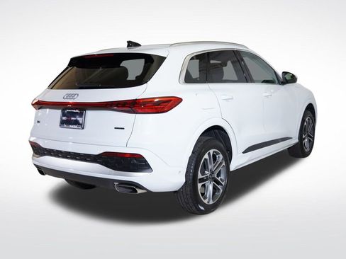 Used 2025 Audi Q5 Premium w/ Convenience Package image 10
