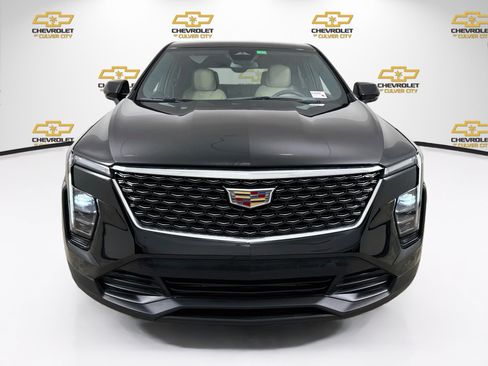 Used 2024 Cadillac XT4 Luxury FWD image 2