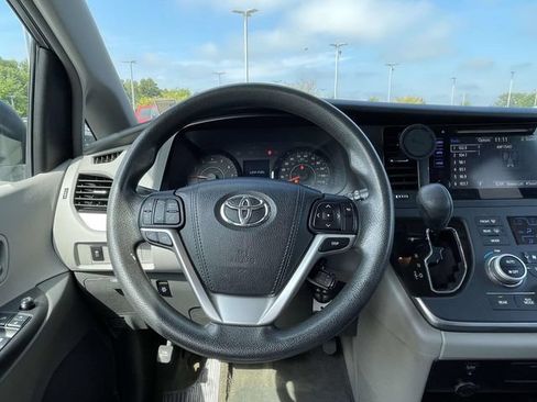 Used 2017 Toyota Sienna LE FWD image 13