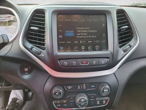 Used 2017 Jeep Cherokee Trailhawk AWD/4WD image 22