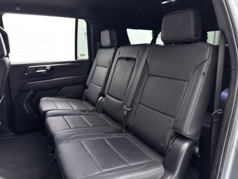 Used 2025 Chevrolet Suburban Z71 image 31