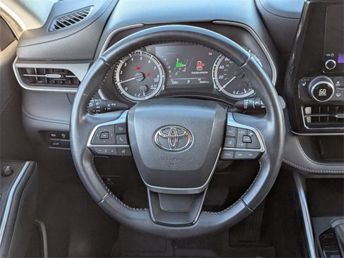 Used 2023 Toyota Highlander XLE image 18