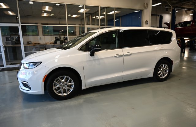 Used 2024 Chrysler Pacifica Touring-L FWD image 7