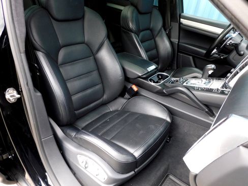 Used 2015 Porsche Cayenne Turbo image 19