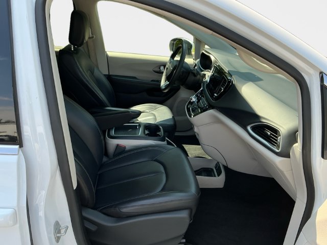 Used 2023 Chrysler Pacifica Touring-L FWD image 17