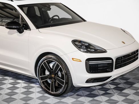 Used 2019 Porsche Cayenne Turbo image 5