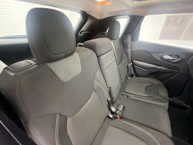 Used 2017 Jeep Cherokee Latitude w/ Comfort/Convenience Group AWD/4WD image 16