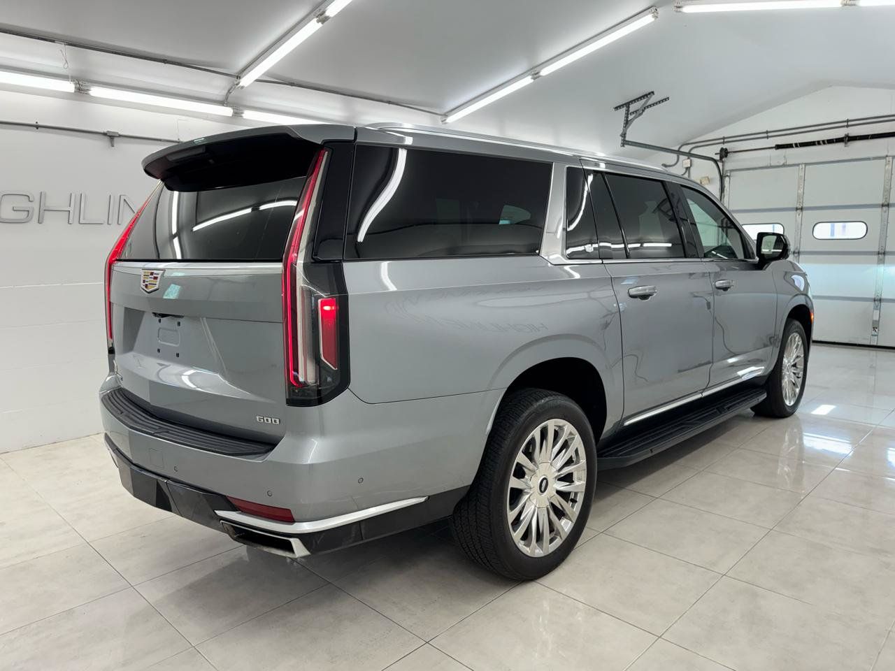 Used 2023 Cadillac Escalade ESV Premium Luxury AWD/4WD image 4
