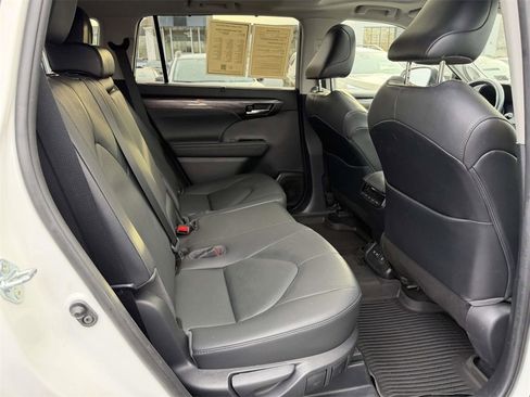 Used 2021 Toyota Highlander Limited image 13