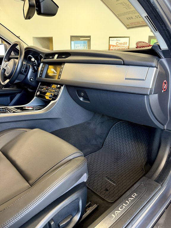 Used 2018 Jaguar XF Premium AWD/4WD image 11