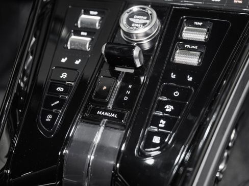 Used 2024 Aston Martin DB12 Coupe image 31