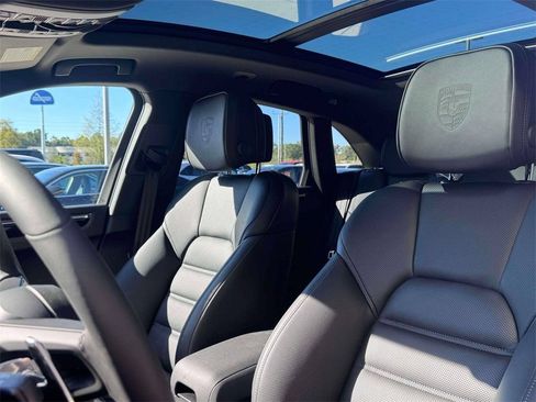 Certified 2026 Porsche Macan AWD/4WD image 6