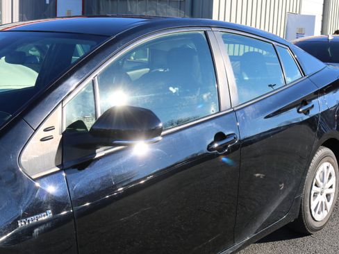 Used 2022 Toyota Prius LE image 5