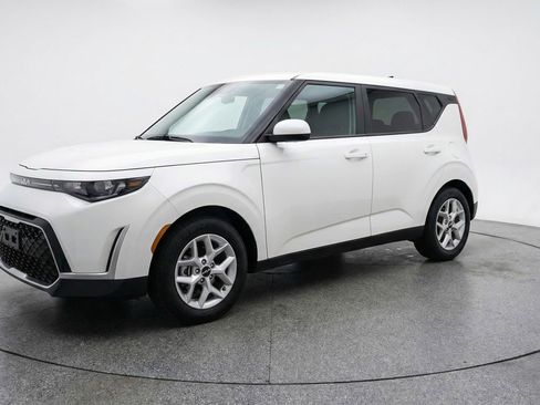 Used 2025 Kia Soul LX w/ LX Technology Package image 3