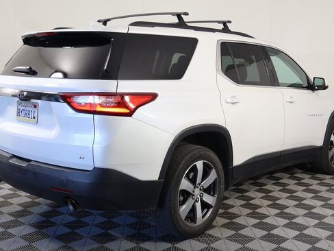 Used 2021 Chevrolet Traverse LT w/ LT Premium Package image 3