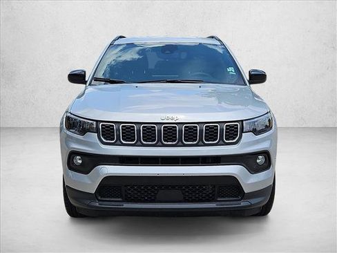 Used 2024 Jeep Compass Latitude AWD/4WD image 2