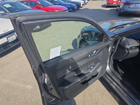 Used 2025 Nissan Altima 2.5 SV FWD image 10