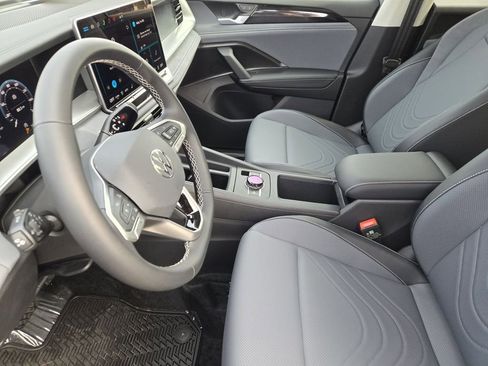 New 2026 Volkswagen Tiguan SE FWD image 10