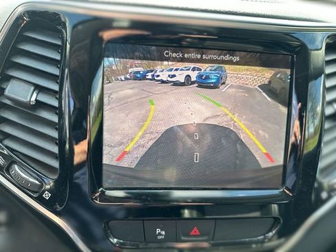 Used 2019 Jeep Cherokee Limited image 19