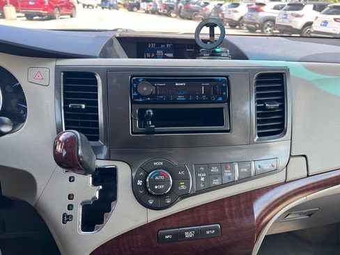 Used 2014 Toyota Sienna XLE FWD image 34