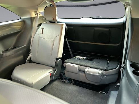 Used 2025 Toyota Sienna XLE FWD image 32