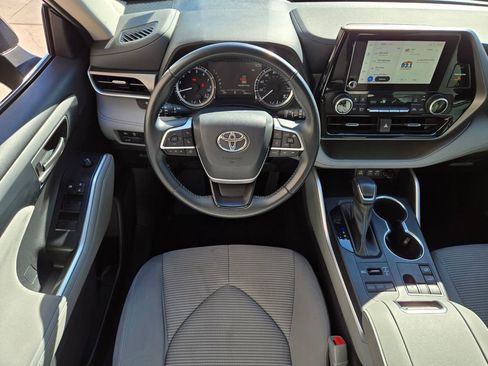 Used 2023 Toyota Highlander LE image 14