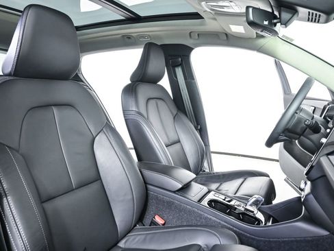 Certified 2023 Volvo XC40 B5 Plus w/ Protection Package Premier image 24