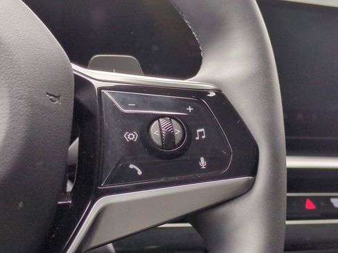 Used 2025 BMW 530i xDrive w/ Premium Package image 27