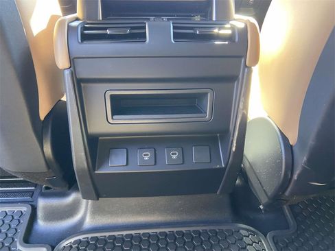 Used 2025 Land Rover Defender 110 S image 18