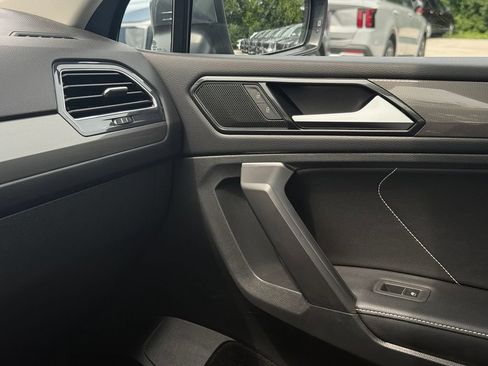 Used 2022 Volkswagen Tiguan SE AWD/4WD image 36