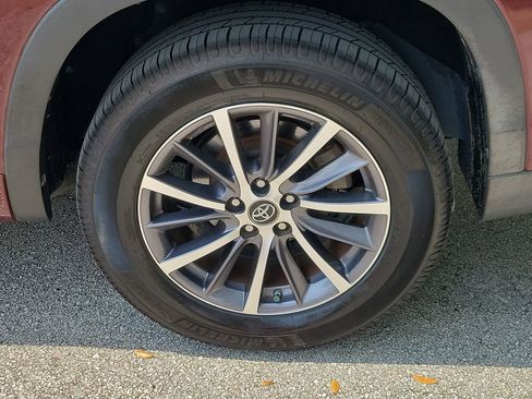 Used 2017 Toyota Highlander XLE image 5