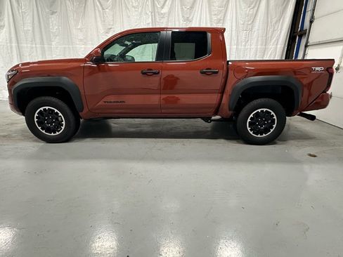 Used 2025 Toyota Tacoma TRD Off-Road image 4