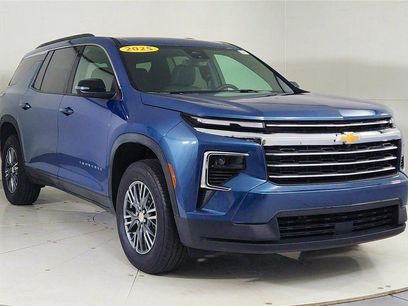 Used 2025 Chevrolet Traverse LT